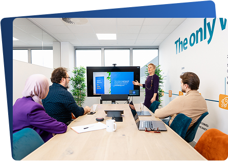 Groep verkopers volgt een intensieve sales-training met een salesUp-trainer vooraan.