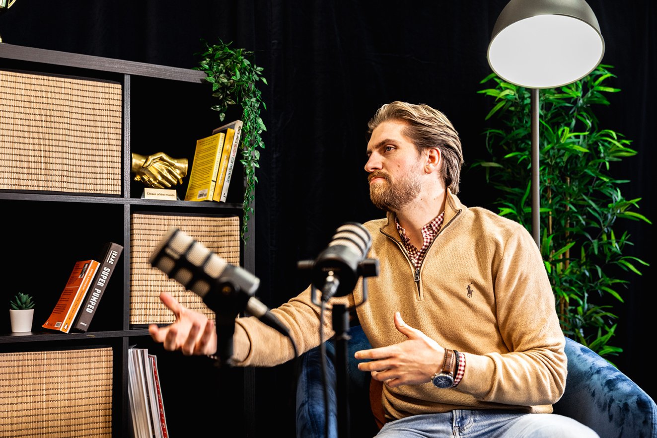 salesUp-team in gesprek over commerciële groei en salesstrategie.