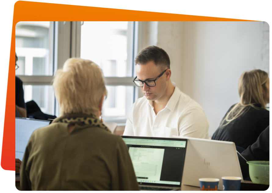 Medewerkers van het salesUp Sales Contact Center voeren verkoopgesprekken in het kantoor.