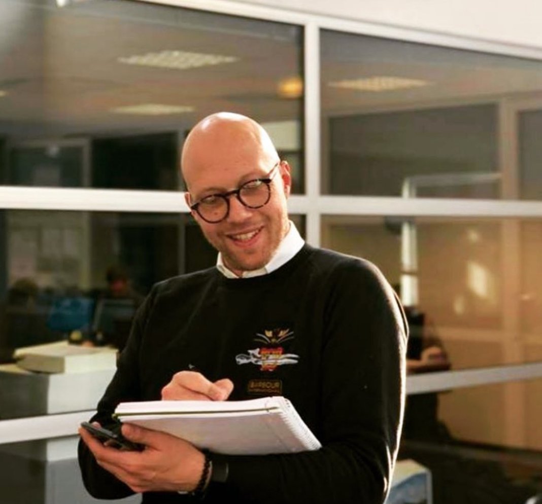 Medewerker van salesUp aan het bureau, staand voor Sales Contact Center.