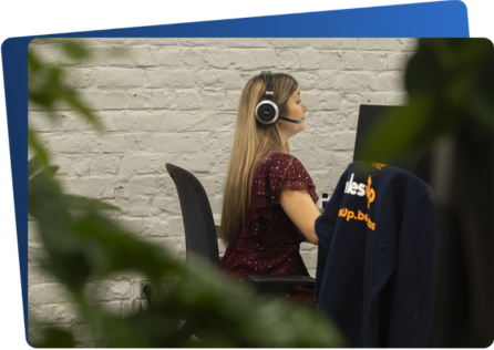 SalesUp-medewerker voert een telefonisch prospectiegesprek om warme B2B-afspraken in te plannen voor hun klanten in België.