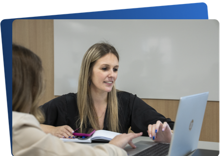 Sales medewerksters bij salesUp die naar de computer kijken 