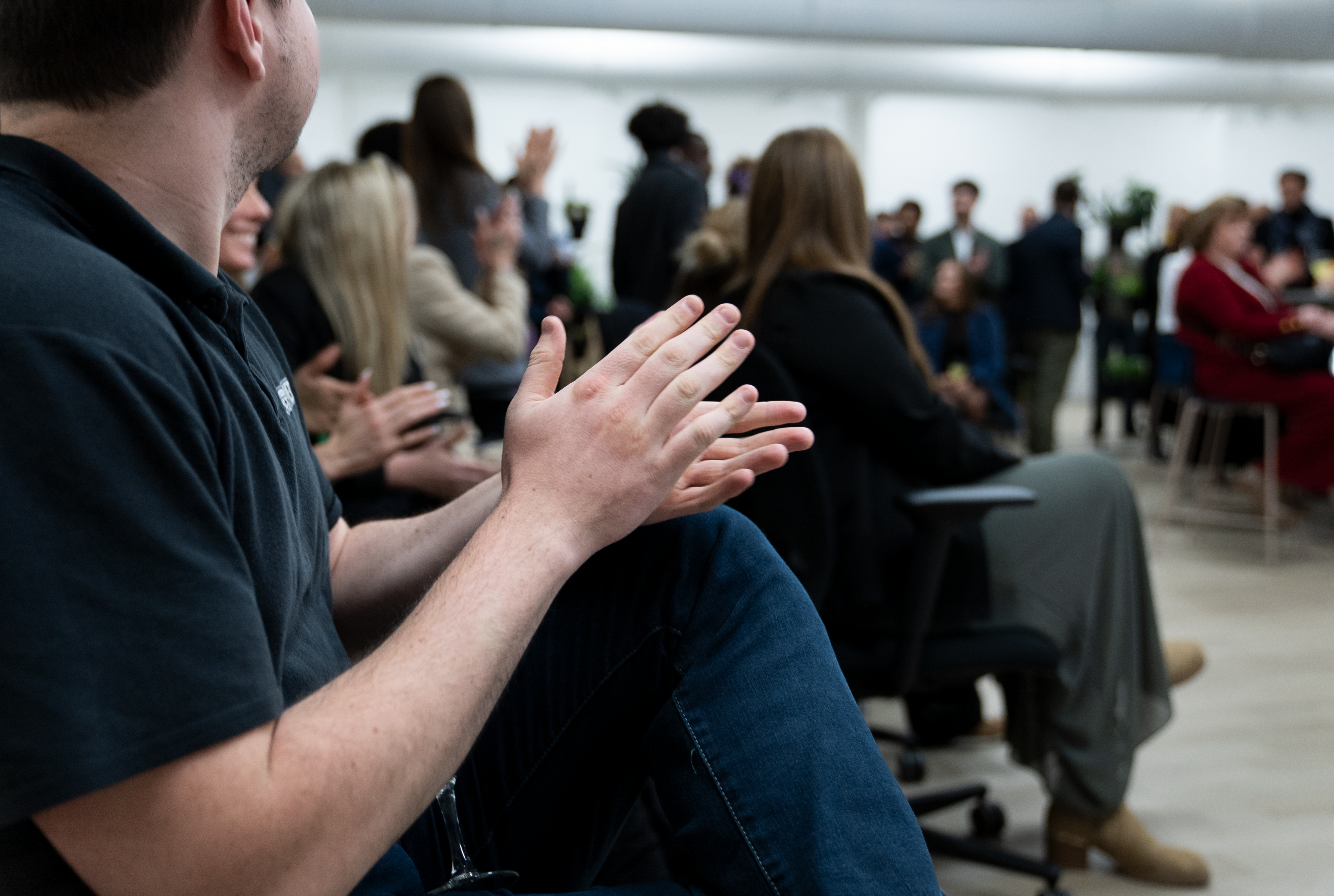 Groep commerciele consultants bij salesUp die aan het klappen zijn