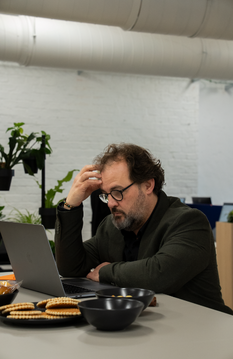 salesUp-medewerker klaar om jouw bedrijf te helpen groeien via een geïntegreerde sales- en marketingaanpak