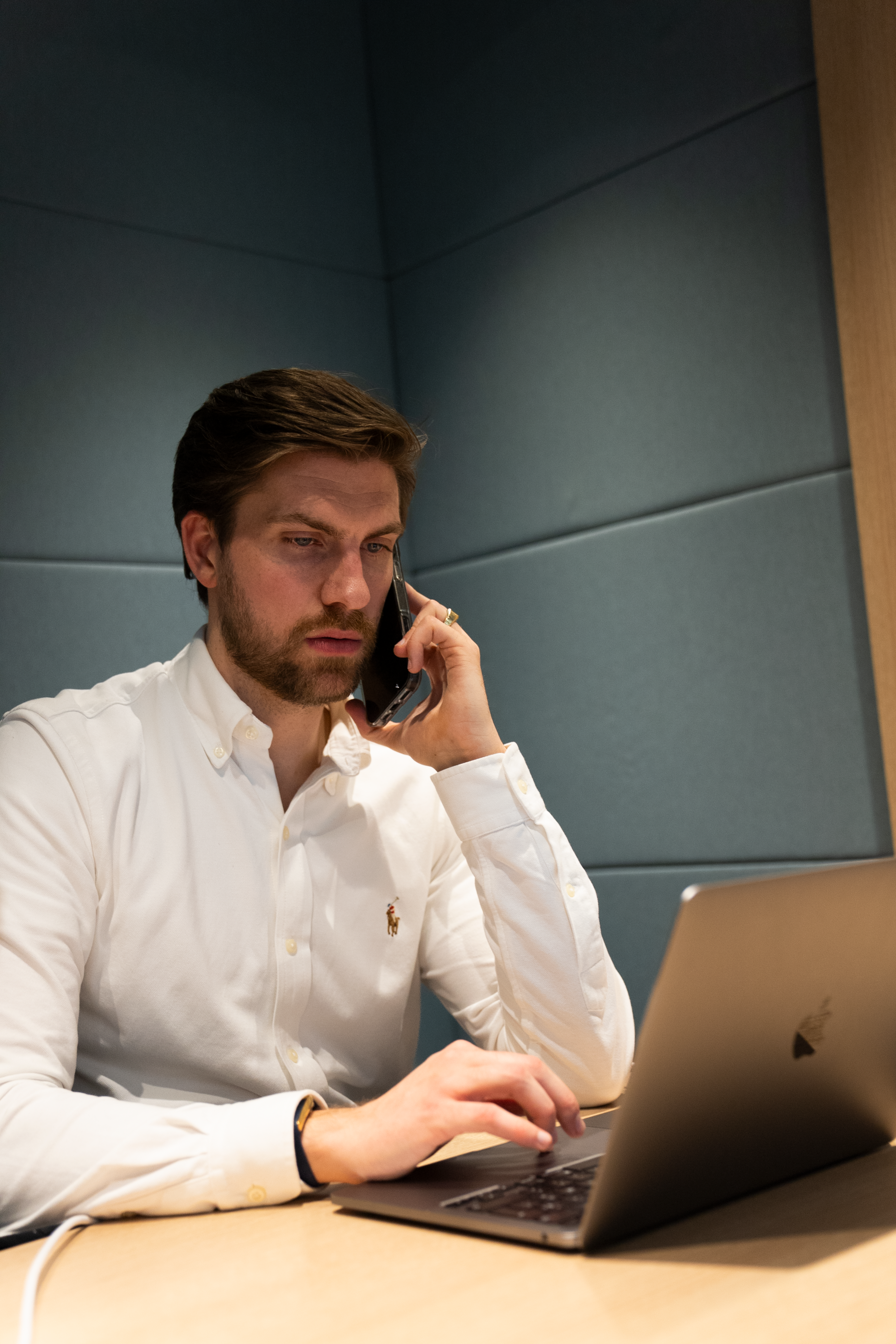 Managing Director bij salesUp die aan het nadenken is over de beste strategie voor de klant